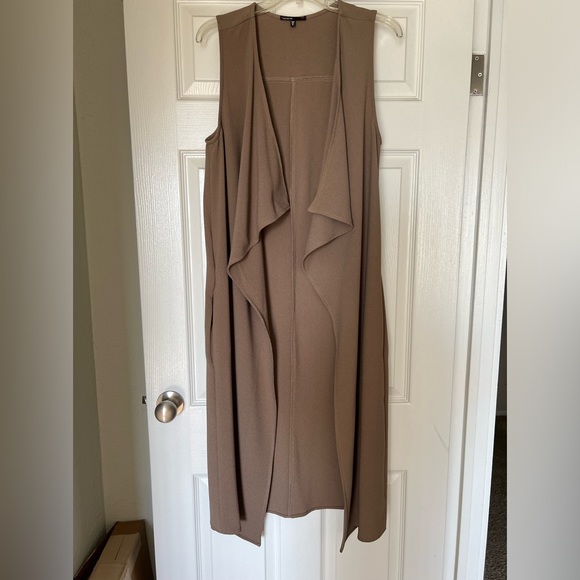 Taupe layering sleeveless jacket - Picture 2 of 6